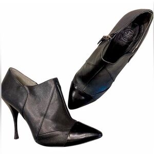 TORY BURCH black leather stiletto heeled ankle boot. 🖤🖤